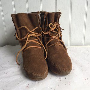 Minnetonka Two Layer Fringe Ankle Boot Tan Lace 6M